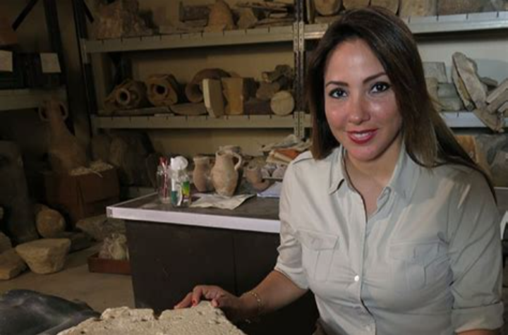 Kathleen Martínez investigando artefactos.