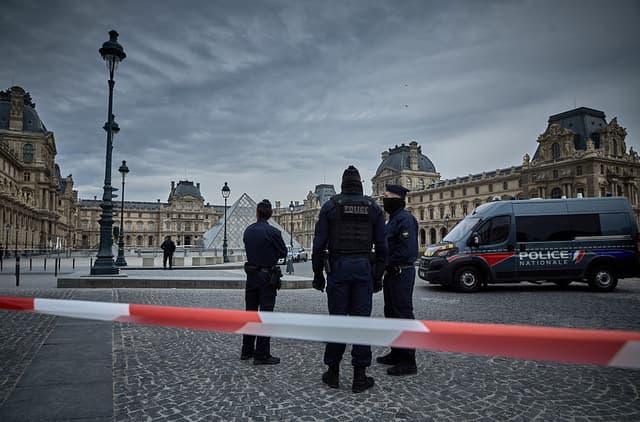 Arrestan a dos sospechosos clave por el espectacular robo de joyas en el Louvre