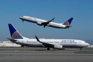 Colisión en pista de Aeropuerto de Nueva York: choque entre dos aviones de United Airlines por escasez de controladores.