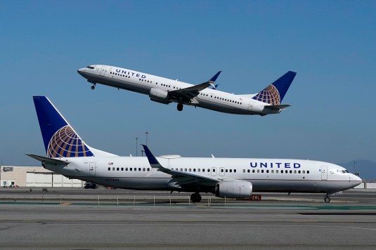 Colisión en pista de Aeropuerto de Nueva York: choque entre dos aviones de United Airlines por escasez de controladores.