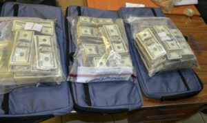 Detienen en Panamá a pasajera cubana con más de 11 mil dólares ocultos en su cuerpo