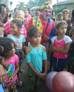 La niña de Bayamo logra regresar a casa tras angustioso pedido de ambulancia: vecinos la reciben entre aplausos y fiesta.