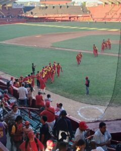 Escándalo en el béisbol cubano.Suspenden el juego Matanzas vs. Camagüey tras un impactante robo dentro del estadio.