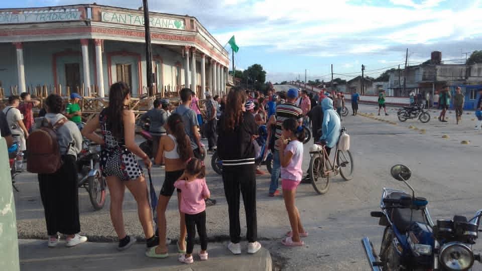 Protesta masiva en Guayos 