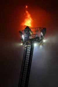 Incendio en Hong Kong deja 44 muertos y más de 300 desaparecidos