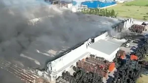 Fuerte explosión en planta química de Ezeiza provoca incendio masivo en Buenos Aires