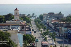 Asesinan a cubanoamericano jubilado que se había asentado en Puerto Padre Un violento crimen ha sacudido la tranquilidad de Puerto Padre: un ciudadano cubanoamericano, recientemente jubilado, fue hallado muerto en su vivienda, según se informó este jueves en un reporte de CubaNet. Los hechos ocurrieron en la noche del martes o la madrugada del miércoles —según fuentes locales— aunque el medio no precisa la hora exacta del suceso. La víctima, de más de 60 años, residía en el municipio luego de haber regresado de Estados Unidos, donde vivió por varios años, y se había instalado en Puerto Padre tras su jubilación. 🚨 Hallazgo y reacciones en la comunidad El cuerpo fue encontrado en su domicilio, lo que generó conmoción entre vecinos y amigos que no salen del asombro. Algunos residentes declararon que el hombre era respetado, tranquilo y conocía a grandes partes de la comunidad, lo que intensifica la sorpresa ante un asesinato tan brutal e inesperado. Vecinos cuestionan la seguridad en la localidad y exigen que las autoridades aceleren la investigación. Este homicidio revive la sensación de inseguridad que muchos en Puerto Padre han denunciado en reportes anteriores de violencia y delitos graves. ⚠️ Contexto de violencia en la provincia Puerto Padre y Las Tunas se han destacado en reportes recientes por una alarmante cantidad de crímenes violentos, desde asesinatos de jóvenes hasta agresiones con arma blanca. En ese contexto, los ciudadanos aseguran que esta muerte no es un hecho aislado, sino parte de una espiral de violencia que se intensifica en la zona. Diversos artículos de CubaNet han documentado casos similares, denunciando la “ausencia de seguridad pública” en Puerto Padre, donde muchos habitantes sienten que las instituciones no han garantizado protección ni impartido justicia. 🔎 Qué se sabe del caso La víctima era un cubanoamericano jubilado, retornado a Puerto Padre tras residir en Estados Unidos. El crimen ocurrió en la noche del martes o madrugada del miércoles, aunque la hora exacta no ha sido confirmada públicamente. Autoridades locales aún no han divulgado oficialmente los resultados preliminares de la investigación ni han confirmado detenciones. La comunidad exige respuesta inmediata y que se esclarezcan los móviles del asesinato. 📝 Necesidad de justicia y transparencia Este homicidio pone de manifiesto nuevamente la urgencia de reforzar la seguridad ciudadana en zonas rurales y costeras como Puerto Padre, donde los ciudadanos reportan sentirse vulnerables ante la escalada de violencia. Muchos demandan mayor presencia policial, investigaciones transparentes y sanciones ejemplares. Mientras tanto, la familia de la víctima —y la comunidad entera— piden justicia y esperan que las autoridades no dejen este caso impune. Para muchos, este crimen no puede quedar en el olvido. --- Palabras clave: Puerto Padre, Las Tunas, asesinato, cubanoamericano, crimen Cuba, violencia, seguridad ciudadana, justicia en Cuba, CubaNet