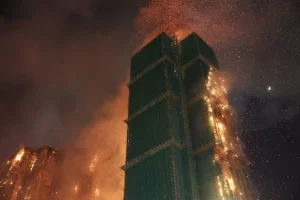 Incendio en Hong Kong deja 44 muertos y más de 300 desaparecidos