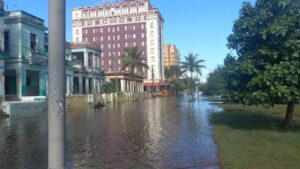 Alerta por acumulación de agua en zonas bajas del Vedado: Un problema recurrente y una respuesta insuficiente.