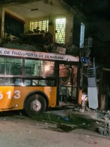 Ómnibus articulado se estrella contra una vivienda en La Habana y provoca cuantiosos daños materiales