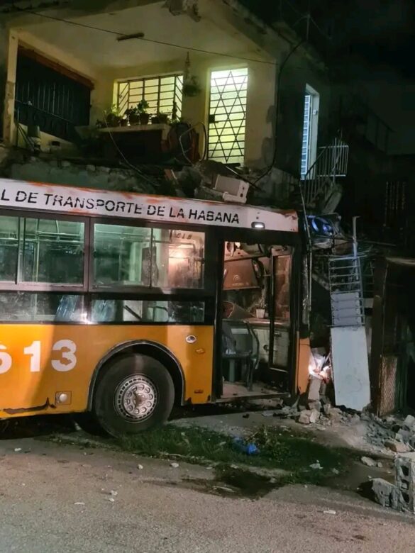 Ómnibus articulado se estrella contra una vivienda en La Habana y provoca cuantiosos daños materiales