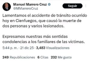 Accidente mortal en Aguada de Pasajeros deja al menos dos fallecidos y reaviva denuncias sobre la crisis vial en CubaPor: La Tijera News Un nuevo y trágico accidente de tránsito sacudió a Cuba en la madrugada del domingo, cuando un siniestro ocurrido en la Autopista Nacional, en las inmediaciones del municipio Aguada de Pasajeros, provincia de Cienfuegos, dejó al menos dos personas fallecidas y varios lesionados, algunos de ellos reportados en estado delicado. De acuerdo con información divulgada por el periodista independiente Yosmany Mayeta Labrada, la mayoría de las personas involucradas en el accidente son oriundas de la provincia de Santiago de Cuba, lo que ha provocado una profunda consternación en esa región del país, donde familiares y allegados siguen de cerca la evolución de los sobrevivientes. Dolor, silencio oficial y denuncias ciudadanas Hasta el momento, las autoridades no han ofrecido un parte oficial detallado sobre las causas del accidente, una práctica habitual que refuerza la falta de transparencia en torno a los siniestros viales en la isla. Sin embargo, usuarios en redes sociales apuntan a factores recurrentes como el mal estado de la carretera, la deficiente señalización, la escasa iluminación nocturna y el deterioro general de la infraestructura vial. El hecho ocurre en un contexto marcado por el incremento sostenido de accidentes de tránsito en Cuba, muchos de ellos con consecuencias fatales, mientras la población se enfrenta a apagones prolongados, escasez de combustible, vehículos en mal estado técnico y carreteras prácticamente abandonadas. Indignación por reacción gubernamental La tragedia generó una fuerte reacción en redes sociales luego de que el Primer Ministro del régimen cubano publicara un mensaje de condolencias en la red social X (antes Twitter). Lejos de ser recibido con empatía, el pronunciamiento desató una ola de indignación entre los ciudadanos, quienes calificaron el gesto como hipócrita y tardío. Numerosos internautas cuestionaron por qué no existe el mismo nivel de visibilidad ni de preocupación pública ante los cientos de accidentes ocurridos en lo que va de año, que han dejado centenares de muertos y miles de heridos, sin que se implementen políticas efectivas de prevención, mantenimiento vial o educación vial. “Las condolencias no arreglan carreteras ni devuelven vidas”, comentaron varios usuarios, mientras otros señalaron que el Estado continúa eludiendo su responsabilidad directa en el deterioro de las vías y en la falta de condiciones mínimas de seguridad. Carreteras que siguen cobrando vidas Mientras los dirigentes emiten mensajes aislados en redes sociales, la realidad en las carreteras cubanas sigue siendo alarmante. Tramos sin reparar, ausencia de señalización, iluminación deficiente y vehículos obsoletos conforman un escenario que convierte cada viaje en un riesgo latente para conductores y pasajeros.