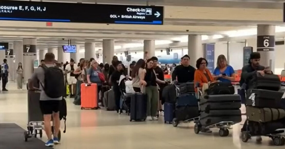 Joven de 22 años es detenida en aeropuerto de Miami tras encontrar más de 60 kilos de drogas en su equipaje