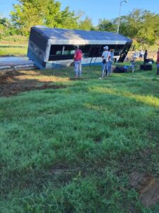 Accidente de guagua por vía en mal estado en Bayamo