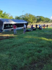 Accidente de guagua por vía en mal estado en Bayamo