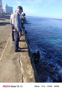Rescatan mujer de la tercera edad tras caer al mar en el Malecón de La Habana
