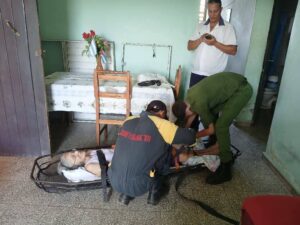 Bomberos de Holguín rescatan hombre con fractura de cadera en un 5to piso