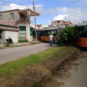 Omnibus impacta contra una vivienda en Santa Amalia, La Habana