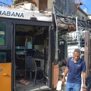 Omnibus impacta contra una vivienda en Santa Amalia, La Habana