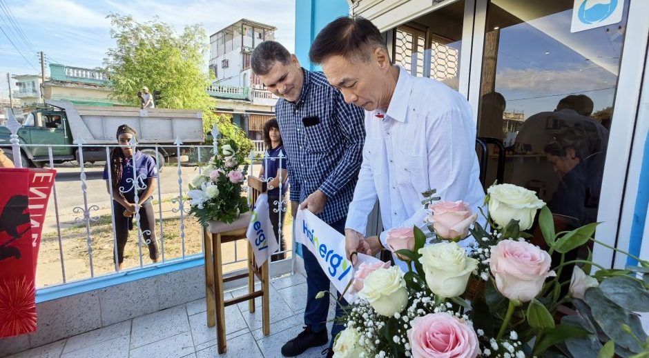 La empresa china Hainergy inauguró su primera tienda minorista de energía renovable en Cuba. El proyecto refuerza la cooperación chino-cubana en 2025 y busca aliviar la crisis energética de la Isla.