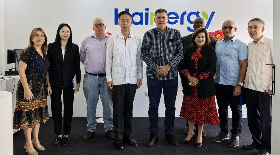 La empresa china Hainergy inauguró su primera tienda minorista de energía renovable en Cuba. El proyecto refuerza la cooperación chino-cubana en 2025 y busca aliviar la crisis energética de la Isla.