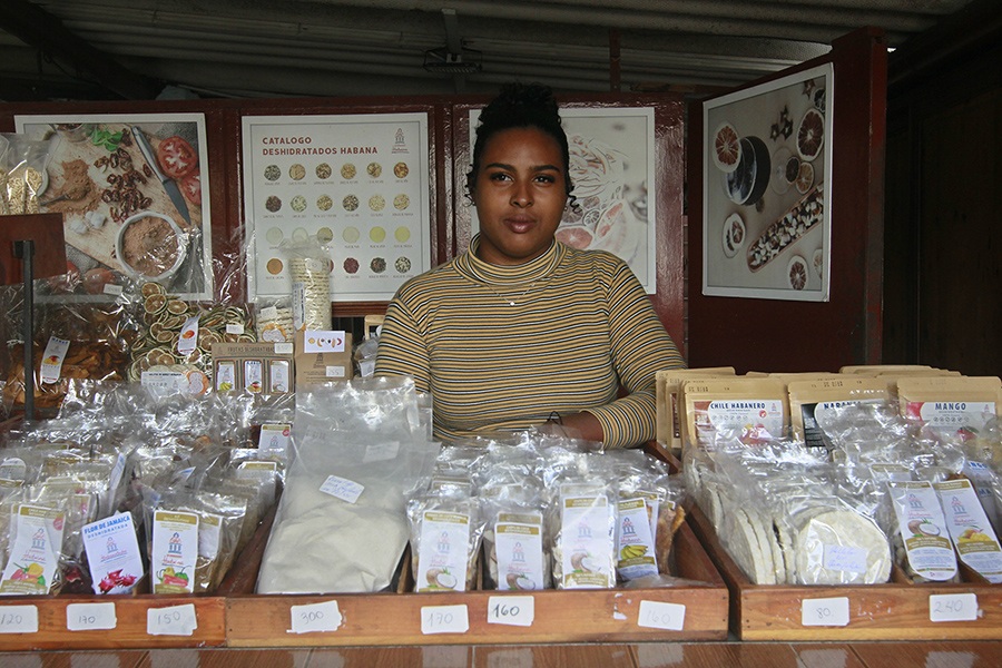 El gobierno cubano establece un decreto ley que modifica cómo se paga el salario en las empresas estatales.