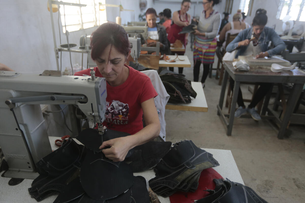 El gobierno cubano establece un decreto ley que modifica cómo se paga el salario en las empresas estatales.