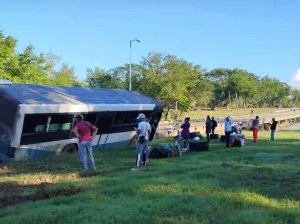 Accidente de guagua por vía en mal estado en Bayamo