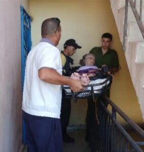 Bomberos de Holguín rescatan hombre con fractura de cadera en un 5to piso