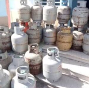 Decomisan 35 cilindros de gas y 40 tejas de zinc en nuevo operativo policial en La Ceiba 