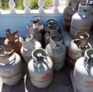 Decomisan 35 cilindros de gas y 40 tejas de zinc en nuevo operativo policial en La Ceiba 