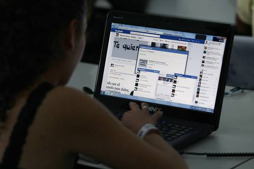 Expertos alertan sobre los peligros de la violencia virtual que afecta a mujeres, adolescentes y menores en todo el mundo. 