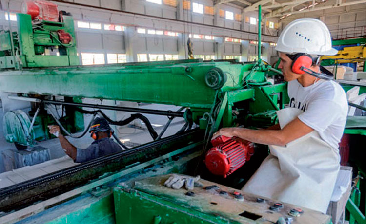 El gobierno cubano establece un decreto ley que modifica cómo se paga el salario en las empresas estatales.