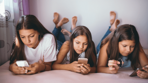Australia prohíbe redes sociales a menores de 16 años.
