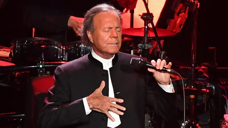 Julio Iglesias acusado de agresión sexual por dos exempleadas: lo que se sabe del caso