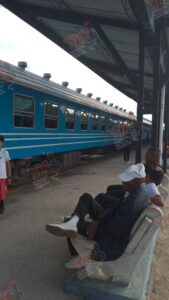 Varados en Camagüey: El drama del tren Santiago-Habana que expone el abandono al pasajero en Cuba.