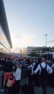 Evacuación de emergencia en aeropuerto de Miami.
