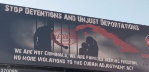 Valla en Miami exige el fin de las detenciones y deportaciones injustas de migrantes cubanos.