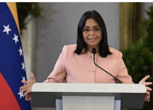Delcy Rodríguez asume como presidenta interina y reafirma que Maduro sigue mandando en Venezuela