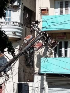 Colapsa poste eléctrico a 2 cuadras del Habana Libre en El Vedado