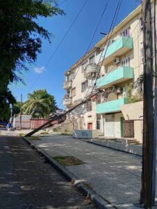Colapsa poste eléctrico a 2 cuadras del Habana Libre en El Vedado