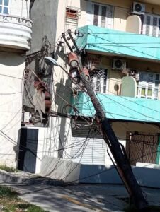 Colapsa poste eléctrico a 2 cuadras del Habana Libre en El Vedado