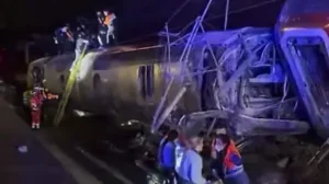 Choque entre dos trenes de alta velocidad en España deja al menos 10 muertos y 25 heridos