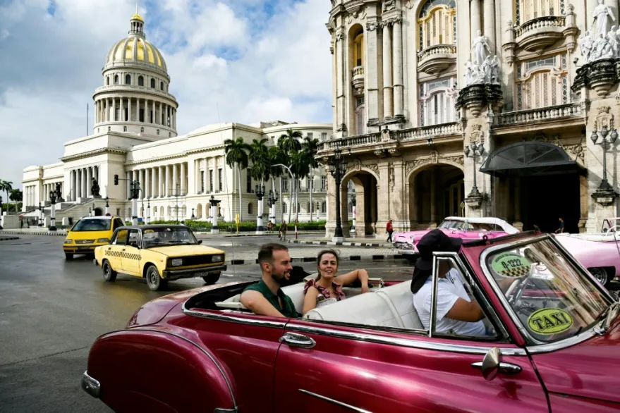 Cuba lanza una nueva conexión aérea entre La Habana, Holguín y Cayo Coco para revitalizar su industria del turismo, en medio de una crisis económica 