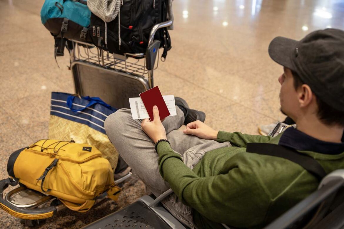 Iberia aplica nueva tasa de hasta 140 euros por equipaje "irregular": bolsas blandas, bultos redondos y embalajes no rígidos pagarán extra