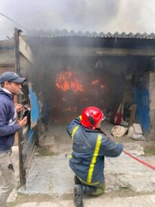 Voraz incendio sacude el Reparto Bahía y deja cuantiosas pérdidas materiales