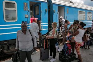 El Tren No. 18 vuelve a circular, pero lo hace con baños rotos y sin aire: el seguimiento a una avería que no termina de resolverse