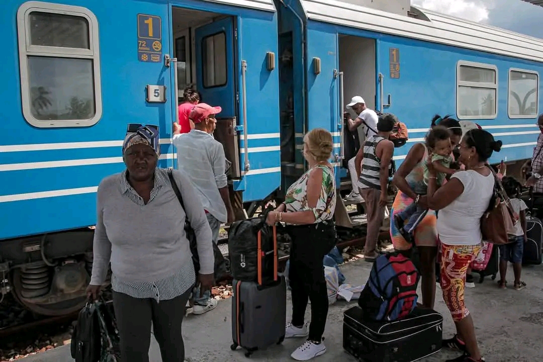 El Tren No. 18 vuelve a circular, pero lo hace con baños rotos y sin aire: el seguimiento a una avería que no termina de resolverse