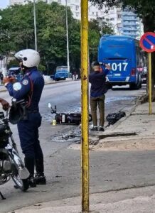 Tragedia en El Vedado: joven muere tras caer de su bicimoto y ser arrollada por un ómnibus