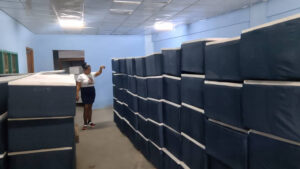 Proeza Laboral en tiempos de crisis: fábrica de sarcófagos en Santiago de Cuba recibe reconocimiento por mantener la producción, mientras en otras provincias los muertos se entierran en cajas de cartón